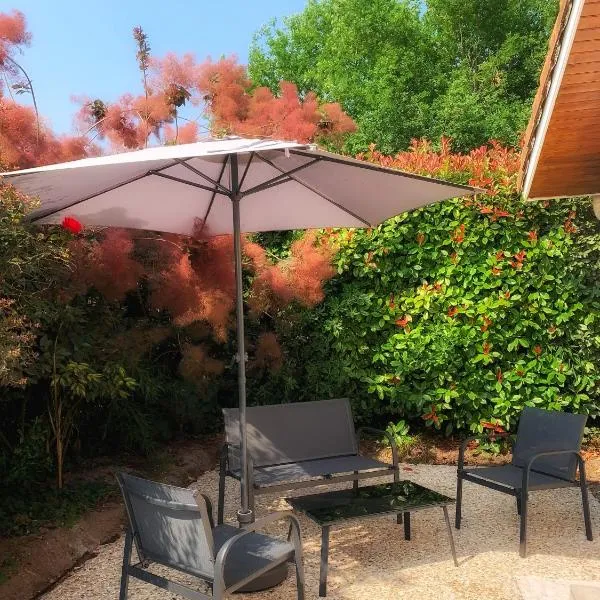 Maison paisible avec jardin - proche du lac de Sanguinet, hotel v destinácii Sanguinet