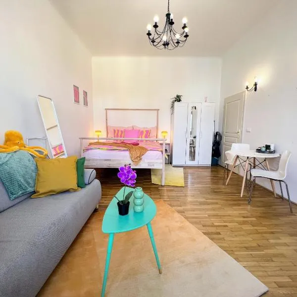 Beautiful & peaceful apartment with cute balcony, hotel v Pragi