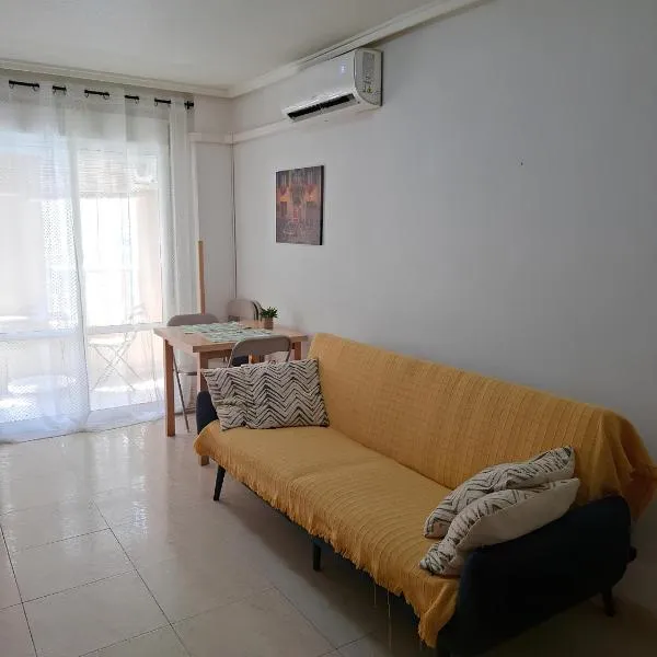 Comfortable apartment 500 meters from the sea, hotell Torreviejas
