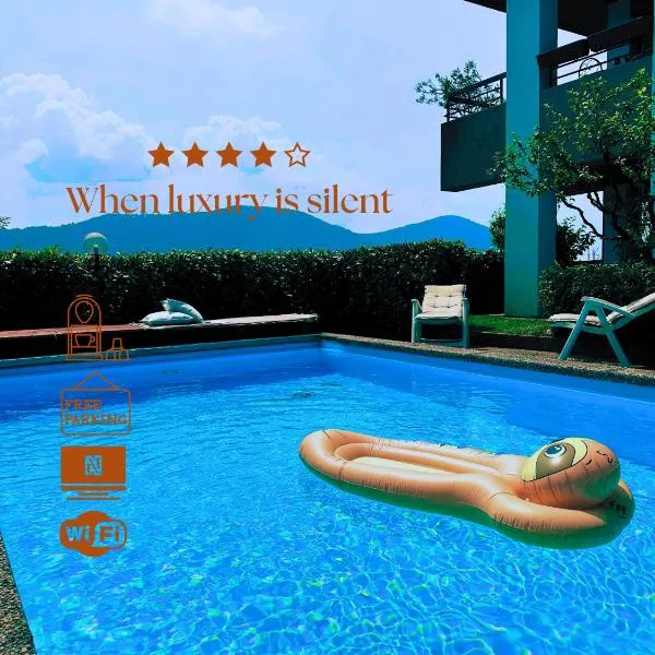 Luxury apartment with pool, hotel v destinaci Collina d'Oro