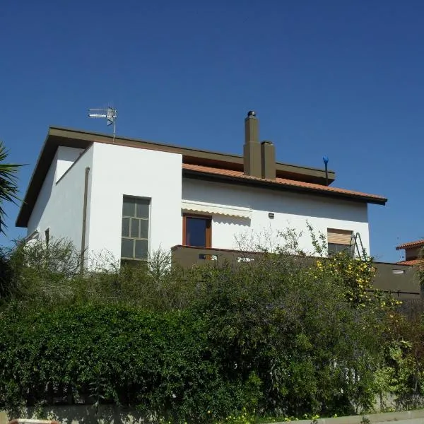 Casa Vacanze"Il Bouganville", hotel in Carbonia