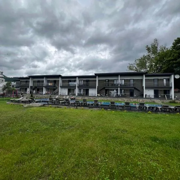 На березі річки, hotel em Synevyr