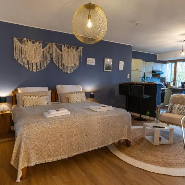 Cozy Souterrain Terrasse Garten Panoramablick, hotell i Leiwen