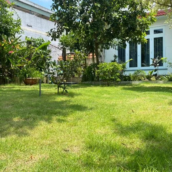 Phòng View sân vườn-hồ bơi, hotel in Ấp Phú Khương