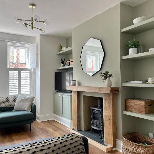 Emerson House 2Bed Sleeps 6 EV Point Dog Friendly Parking Groups Families Professionals, hotel in Poole