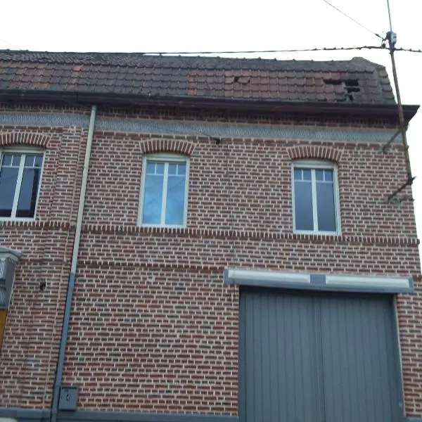 Chambre discrète 2 à 3 pers, hotel in Camphin-en-Carembault
