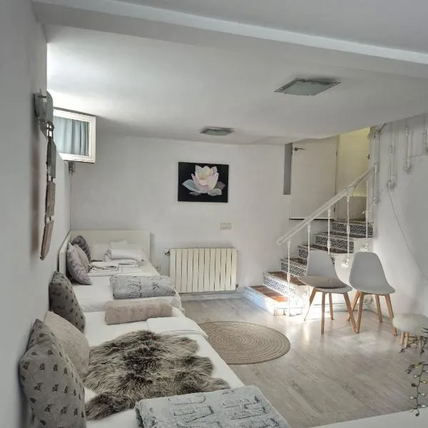 Basement studio in hosts house with private terrace and BBQ, Ideal for the camino and cyclers', khách sạn ở Zizur Mayor