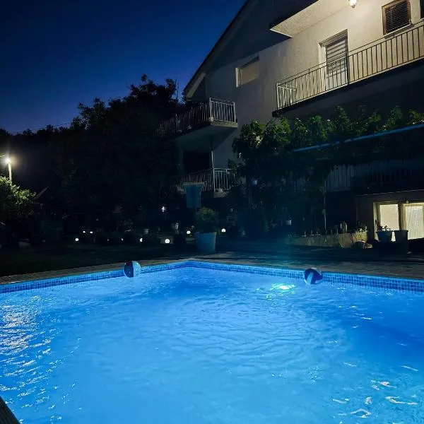 Domaćinstvo Trifunović, hotel v destinaci Pretrešnja