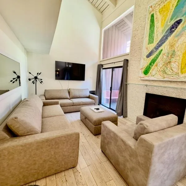 Walk to Canyon Lodge! Ski back! Modern Space, hotel a Mammoth Lakes