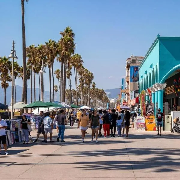 Venice Vibes, Marina Comfort - Walk to the Ocean!