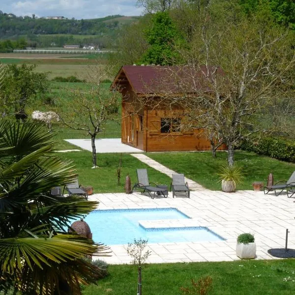 Les Chalets du Manoir, hotell i Meauzac