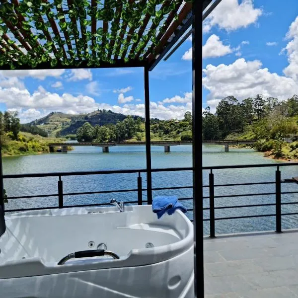 Cabaña con Jacuzzi frente al Lago, hotel en El Peñol