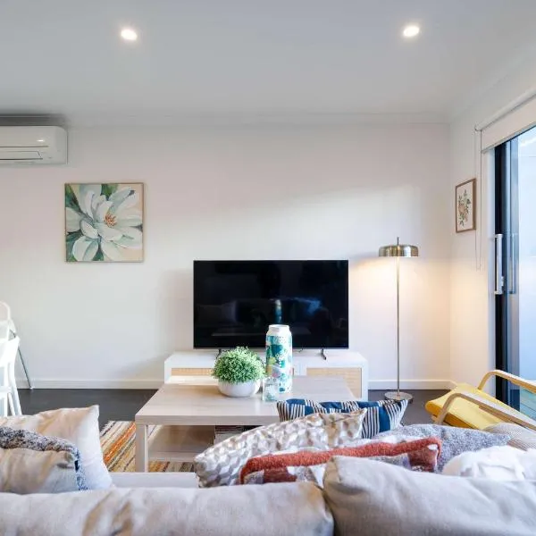 Bright 3 level townhouse, hotel en Melbourne