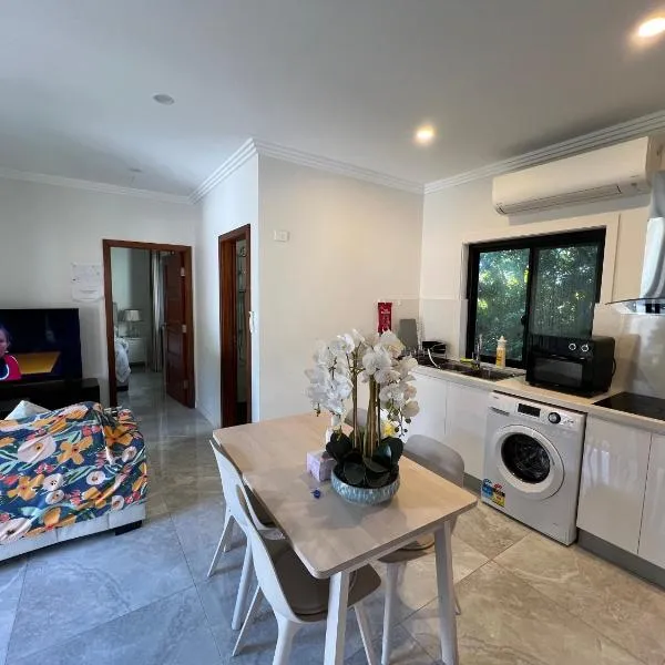Entire new granny flat with 3 bedrooms 2 bathrooms, hotell Sydneys
