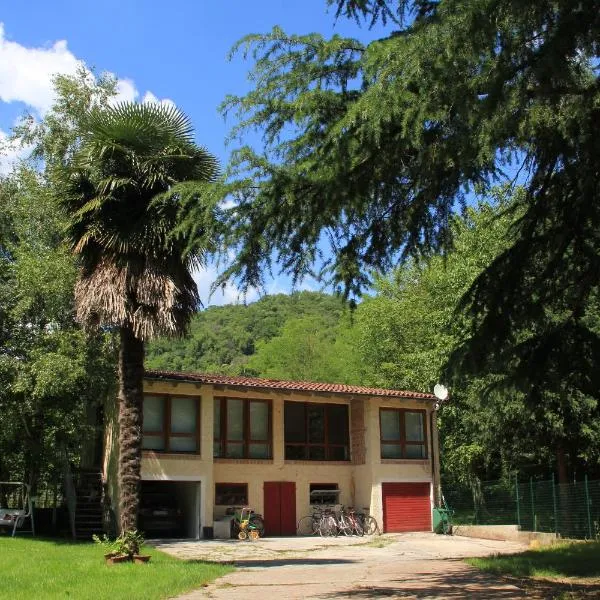 La Casa dei Cedri, hotel v destinaci Fanna