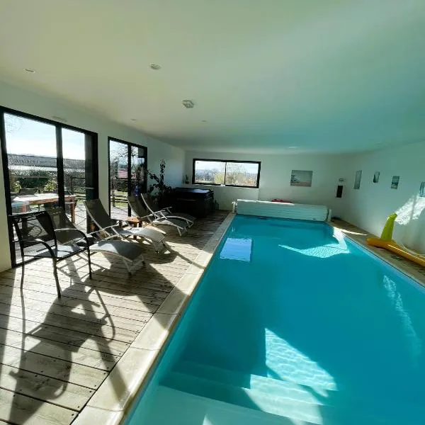 Gite CARAMELLE Piscine intérieure privée chauffee toute l annee et spa St Martin โรงแรมในSaint-Martin-lʼHortier