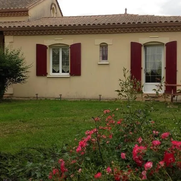 Maison d'Hôtes Afrika du Queyroux, hotel u gradu 'Ginestet'