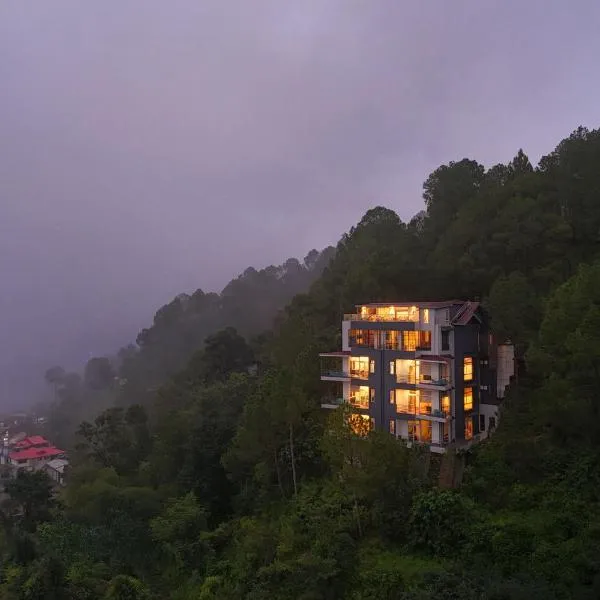Pristine Pines by VEO - Part of StayVista Cozy stays at Kasauli 2BR 4BR, hotel v destinaci Kasauli