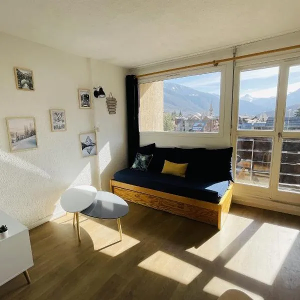 Studio with balcony near the slopes Chantemerle, hotell i Saint-Chaffrey