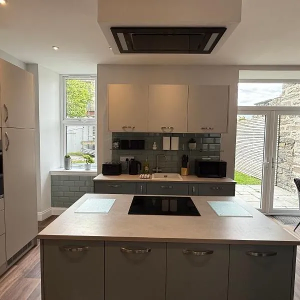 The Bakehouse - by Caithness Luxury Apartments NC500 - 5 Bedroom Luxury Holiday Home - Sleeps Work teams upto 5 & holiday makers upto 10 - PREFERENTIAL RATES FOR LONG STAY TRADES - CONTACT US -, hotel in Wick