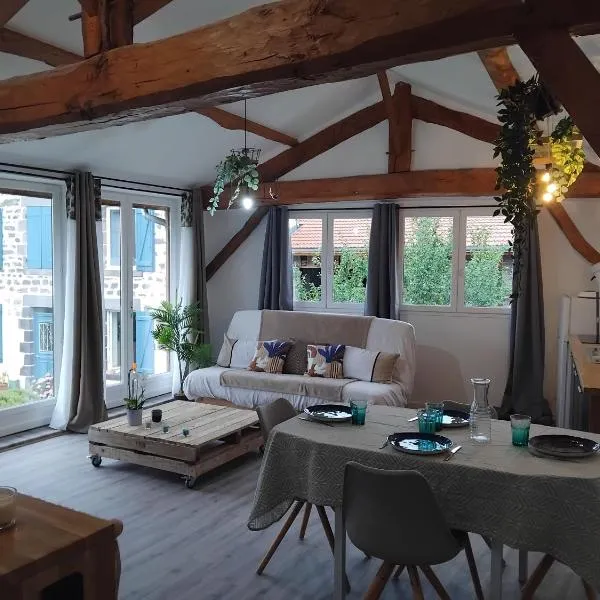 La Cabane aux Hirondelles, hotel in Entraigues