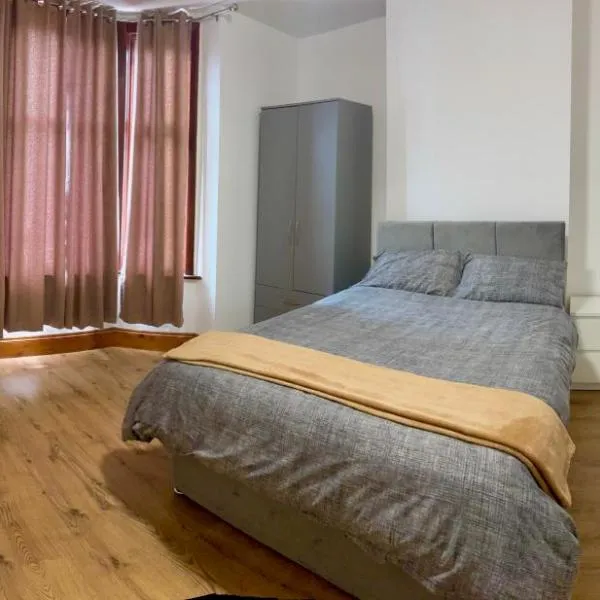Wheat Street Four Bedrooms, hotel din Nuneaton