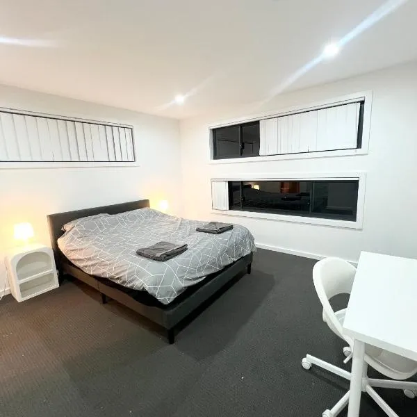 Spacious Queen Room with Attached Bathroom - OR1, hotel di Guildford