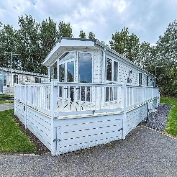 Spacious 4 Berth Lodge With Wi-Fi & Decking At Broadland Sands Ref 20055Sv, khách sạn ở Hopton on Sea