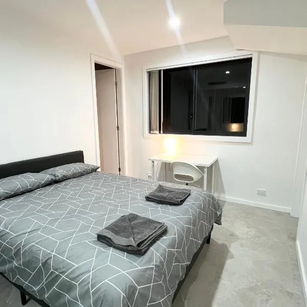 Queen Room in Modern House with Attached Bathroom - OR5, hotel in Guildford