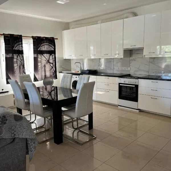 ANDRIA'S luxury family studio near Casino limassol, hotel en Limassol