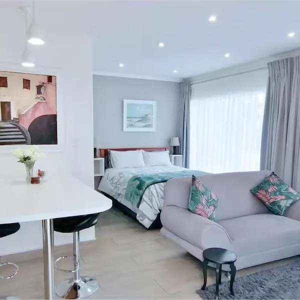 Central, Secure & Stylish Stay in Randhart, hotel en Alberton