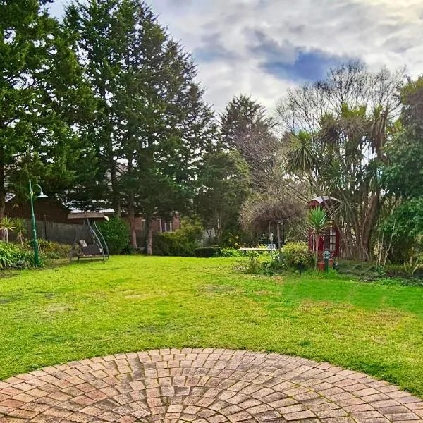 Maggie's Guesthouse - large property with pool, billiards, tennis court, BBQ & more, hotel in Warrandyte