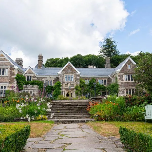 Lewtrenchard Manor, hotel in Lewdown
