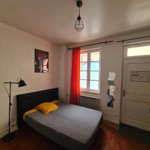 Studio Webb 25m2, hotel in Moulins