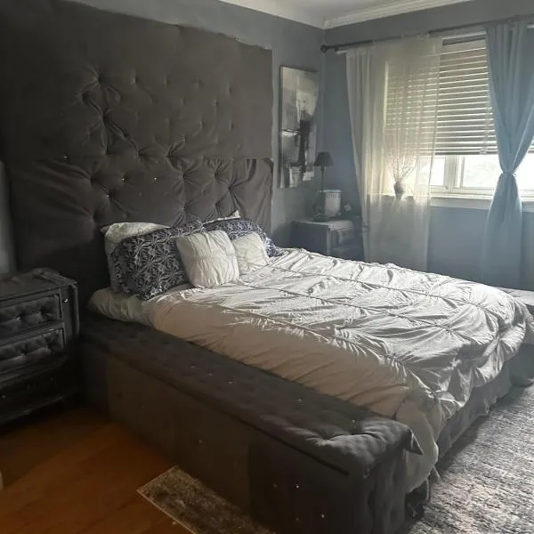 Your Home away from Home ! UNIT 2- 1st floor, hotel in Baychester