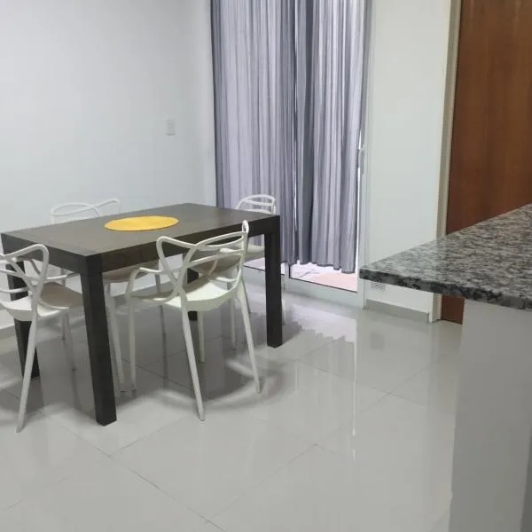 Departamento Céntrico amplió- Amueblado - PB- SIN WIFI, hotel v destinaci San Nicolás de los Arroyos