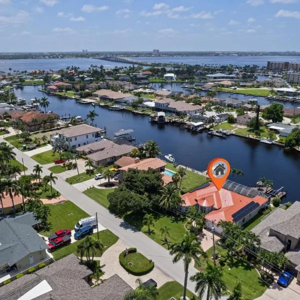 Cape Serenity- Luxury Waterfront Villa with Kayaks and Bikes, hotel in Cape Coral