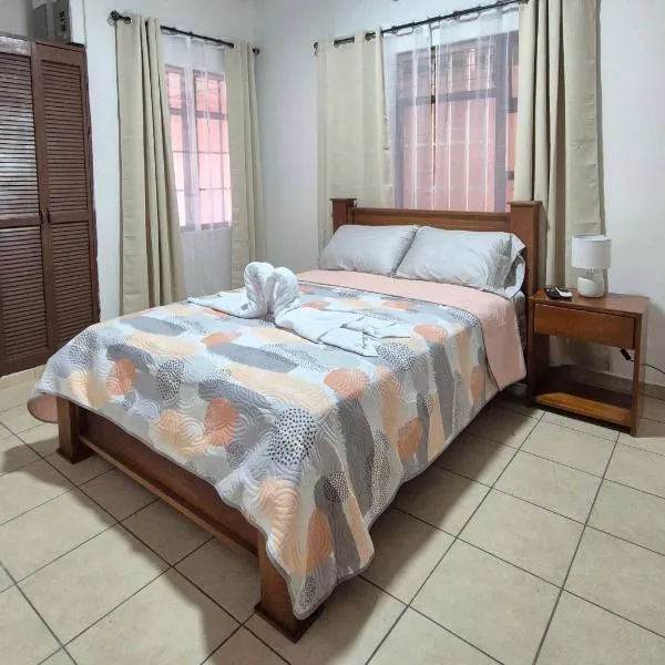 Velaz Guesthouse, hotel in Alajuela City