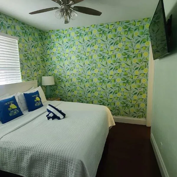 Duval Street Suite with pool, hotel in Key West