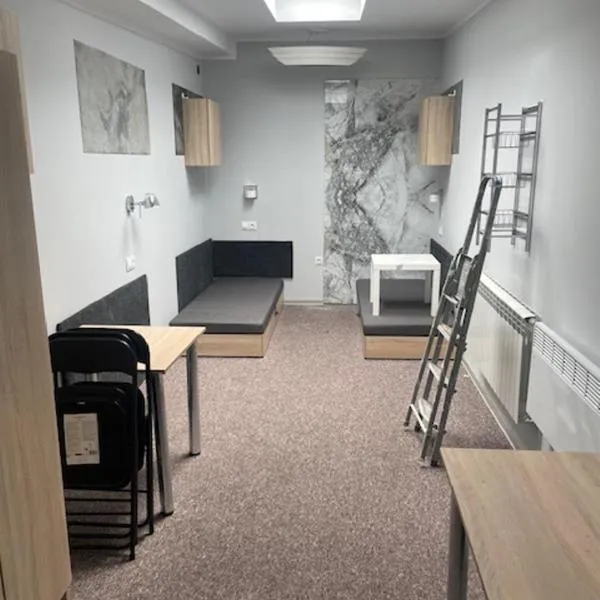 sciana podloga drzwi, hotel in Żyrardów