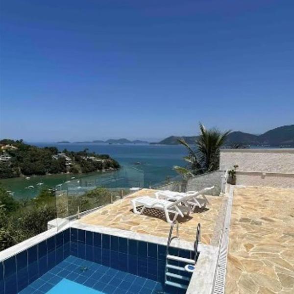Casa em Angra com 4 quartos, churrasqueira, piscina, sinuca e quadra privativa