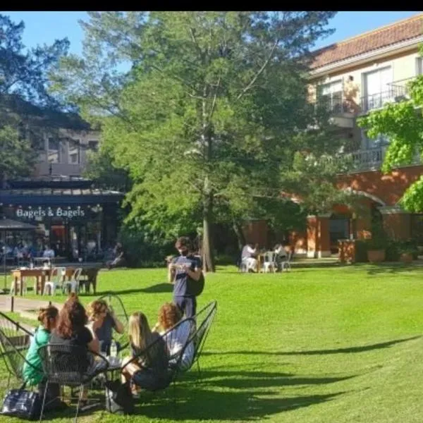 Centro Comercial Pueblo Caamaño en el corazón de Pilar, hótel í Villa Rosa