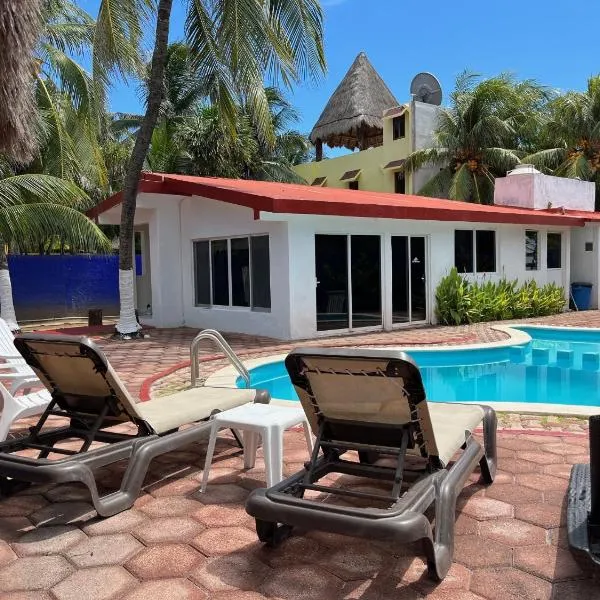 Family home with private pool, Casa Palapa, hotell i Isla Mujeres