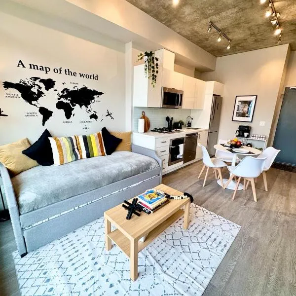 Elegant, Comfy & Sophisticated MetroLux Downtown Suite, hotel in Calgary