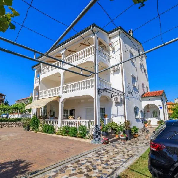 Apartments Spomenka Zvonko, hotel in Lopar