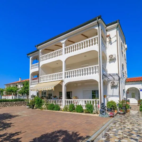 Apartments Spomenka Zvonko, khách sạn ở Lopar