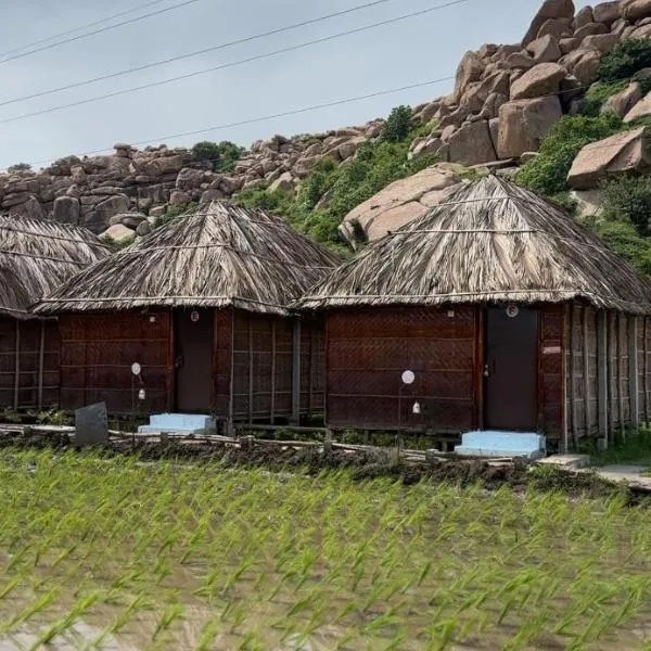 The Gravity Cafe -A Unit Of StayChillHampi, hotel v destinaci New Hampi