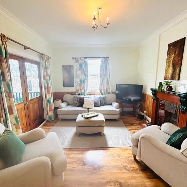 3-Bedroom Blue Mountains Hideaway in Central Katoomba, hotel in Katoomba