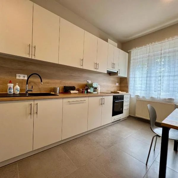 Emma Casa Apartmant FREE Private Parking with EV supply availability, hotel in Budapest
