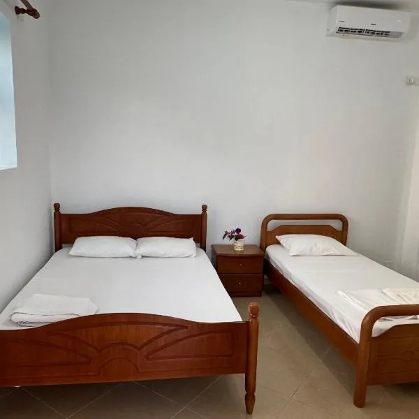 Albert Place, hotel in Himare